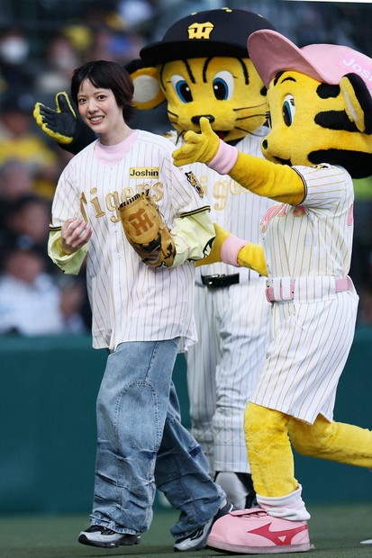 あいみょんさん、地元の甲子園で始球式 「人生で一番緊張した」 | 毎日新聞