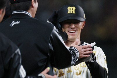 【阪神－ヤクルト】五回裏阪神1死二、三塁、中野拓夢の右飛で生還し笑顔を見せる福島圭音＝阪神甲子園球場で2026年4月7日、長澤凜太郎撮影
