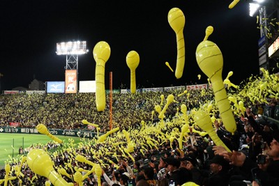 七回の攻撃を前にジェット風船を飛ばす阪神ファン＝阪神甲子園球場で2026年4月7日、長澤凜太郎撮影