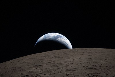 月の裏側から撮影された、月に沈む地球＝米東部時間2026年4月6日撮影、NASAのX（ツイッター）アカウントより