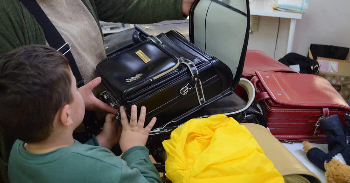 Easy Japanese news in translation: School backpacks given to Kurdish kids in Saitama Pref.