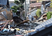 The town of Mashiki, Kumamoto Prefecture, is seen on April 22, 2016, after the Kumamoto earthquakes, which registered a seismic intensity of 7 twice. (Mainichi/Osamu Sukagawa) 