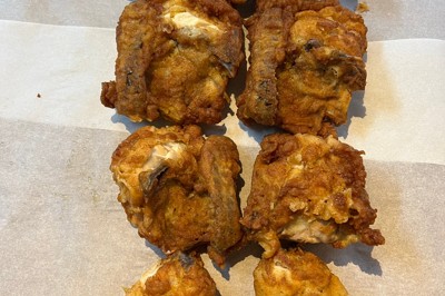 フライドチキンで骨格標本つくるために、1羽分をそろえ、パーツごとに並べた＝提供写真