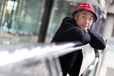 自身が主人公のドキュメンタリー映画「遠来～トモべのコトバ～」が公開されるフォーク歌手の友部正人さん＝横浜市で2026年4月2日、中川祐一撮影