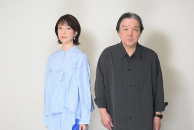 若村麻由美（左）と演出の栗山民也＝東京都新宿区で2026年3月24日、内藤絵美撮影