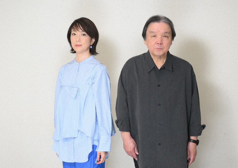若村麻由美（左）と演出の栗山民也＝東京都新宿区で2026年3月24日、内藤絵美撮影