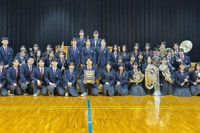 「応援団賞」優秀賞を受賞した佐野日大の応援団、チアリーディング部、吹奏楽部のメンバー＝栃木県佐野市で、大場あい撮影