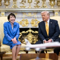 米ホワイトハウスの大統領執務室で会談する高市早苗首相（左）とトランプ米大統領＝2026年3月19日、ホワイトハウス公開