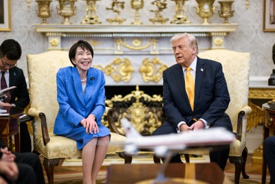 米ホワイトハウスの大統領執務室で会談する高市早苗首相（左）とトランプ米大統領＝2026年3月19日、ホワイトハウス公開