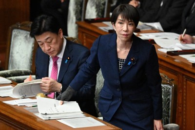 衆院本会議で国家情報会議設置法案について答弁に臨む高市早苗首相（右）。左は木原稔官房長官＝国会内で2026年4月2日午後3時半、平田明浩撮影