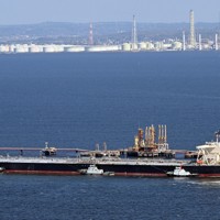 京葉シーバースに到着した商船三井の原油タンカー「KIRISHIMA」＝東京湾で2026年4月3日午後2時29分、本社ヘリから平川義之撮影