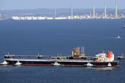 京葉シーバースに到着した商船三井の原油タンカー「KIRISHIMA」＝東京湾で2026年4月3日午後2時29分、本社ヘリから平川義之撮影