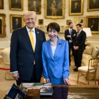 米ホワイトハウスの大統領執務室で記念撮影する高市早苗首相（中央右）とトランプ米大統領＝2026年3月19日、ホワイトハウス公開