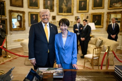 米ホワイトハウスの大統領執務室で記念撮影する高市早苗首相（中央右）とトランプ米大統領＝2026年3月19日、ホワイトハウス公開