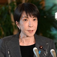 イランのペゼシュキアン大統領との電話会談を受けて報道陣の取材に応じる高市早苗首相＝首相官邸で2026年4月8日午後5時51分、平田明浩撮影