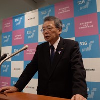 記者団の取材に応じる日本商工会議所の小林健会頭＝東京都千代田区で2026年4月8日午後4時2分、古川宗撮影