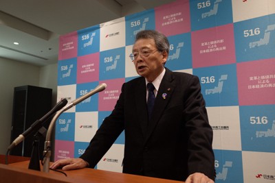 記者団の取材に応じる日本商工会議所の小林健会頭＝東京都千代田区で2026年4月8日午後4時2分、古川宗撮影