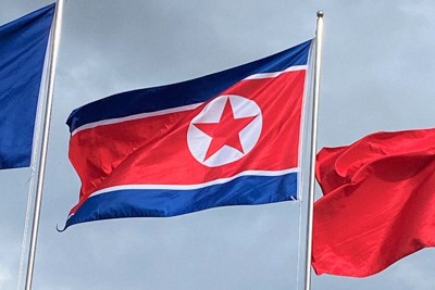 北朝鮮の国旗＝ラオスの首都ビエンチャンで2024年7月26日午後4時半、福岡静哉撮影