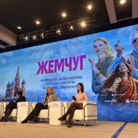 露インド初の公式合作映画「真珠」のお披露目記者会見に臨む、プロデューサーのエカテリーナ・フィリッポワ氏（右から2人目）ら関係者＝2026年3月10日、真野森作撮影