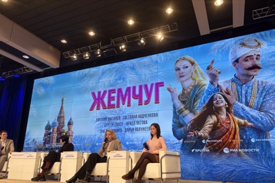 露インド初の公式合作映画「真珠」のお披露目記者会見に臨む、プロデューサーのエカテリーナ・フィリッポワ氏（右から2人目）ら関係者＝2026年3月10日、真野森作撮影
