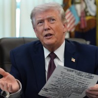 ホワイトハウス執務室で記者団の取材に応じるトランプ米大統領＝2026年3月31日、AP