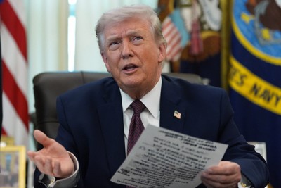 ホワイトハウス執務室で記者団の取材に応じるトランプ米大統領＝2026年3月31日、AP