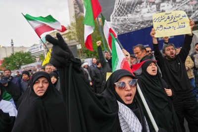 米国やイスラエルとの停戦発表を受け、街中で体制のスローガンを唱える支持者＝イランの首都テヘランで2026年4月8日、AP