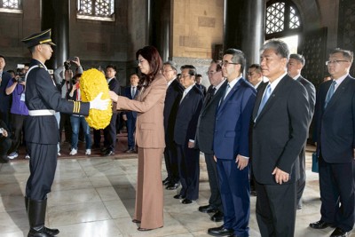 孫文の墓所を参拝した台湾の鄭麗文・国民党主席（手前左から2人目）＝中国江蘇省南京で8日（同党提供）