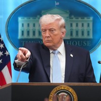 ホワイトハウスで記者会見するトランプ米大統領＝2026年4月6日、AP