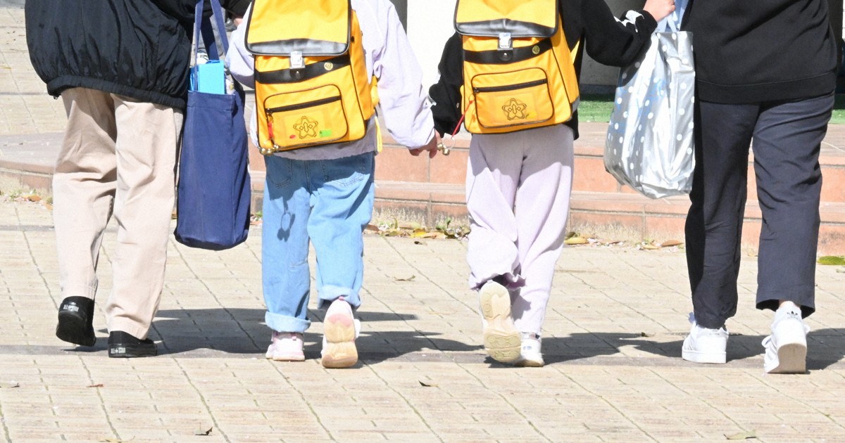 京都・11歳男児不明、不安の中で始業式　保護者に手引かれ登校も