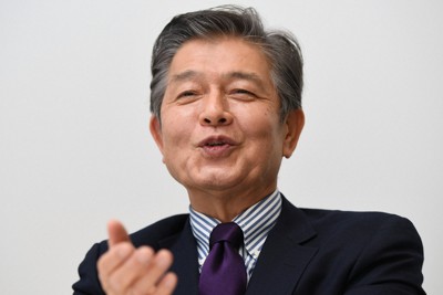 インタビューに答える作家の堂場瞬一さん＝東京都千代田区で2026年3月18日、宮本明登撮影