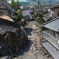 地震で倒壊した住宅＝熊本県益城町で2016年4月、兵藤公治撮影