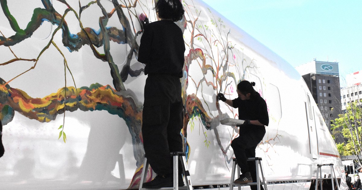 熊本地震で被災した「つばめ」に桜　JR博多駅前で公開イベント