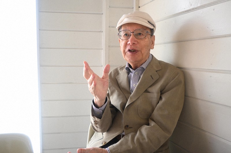 証言活動を振り返る山川剛さん＝長崎市平和町で2026年4月6日、尾形有菜撮影