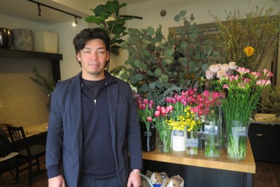 プロ野球界から転身して花屋を経営する猪本健太郎さん＝福岡市中央区で2026年3月13日、井上和也撮影