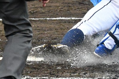 ホームに滑り込む選手（写真と本文は関係ありません）＝千葉市稲毛区の県野球場で、高橋晃一撮影