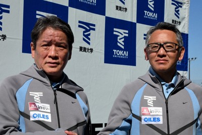 東海大陸上部の新体制記者会見で写真撮影に応じる両角速総監督（左）と西出仁明駅伝監督＝神奈川県平塚市の東海大湘南キャンパスで2026年4月8日、江連能弘撮影