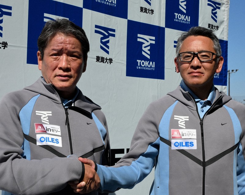 東海大陸上部の新体制記者会見で写真撮影に応じる両角速総監督（左）と西出仁明駅伝監督＝神奈川県平塚市の東海大湘南キャンパスで2026年4月8日、江連能弘撮影