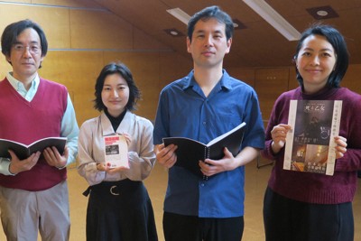 演出する水野玲子さん（右端）と、林田一高さん（左端）ら3人の出演者＝東京都世田谷区で、明珍美紀撮影
