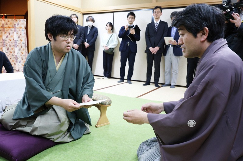 名人戦第1局は超スローペース 考え込む藤井名人、糸谷八段 | 毎日新聞