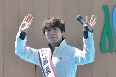 仙台うみの杜水族館の一日館長に就任した佐藤駿選手＝仙台市宮城野区で2026年4月8日、山中宏之撮影