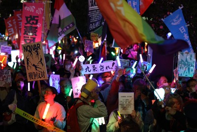 改憲への動きや戦争に反対の声を上げるデモの参加者たち＝国会前で2026年4月8日午後7時半、後藤由耶撮影