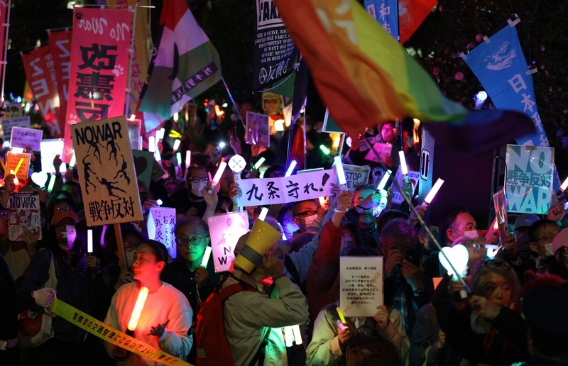 改憲への動きや戦争に反対の声を上げるデモの参加者たち＝国会前で2026年4月8日午後7時半、後藤由耶撮影