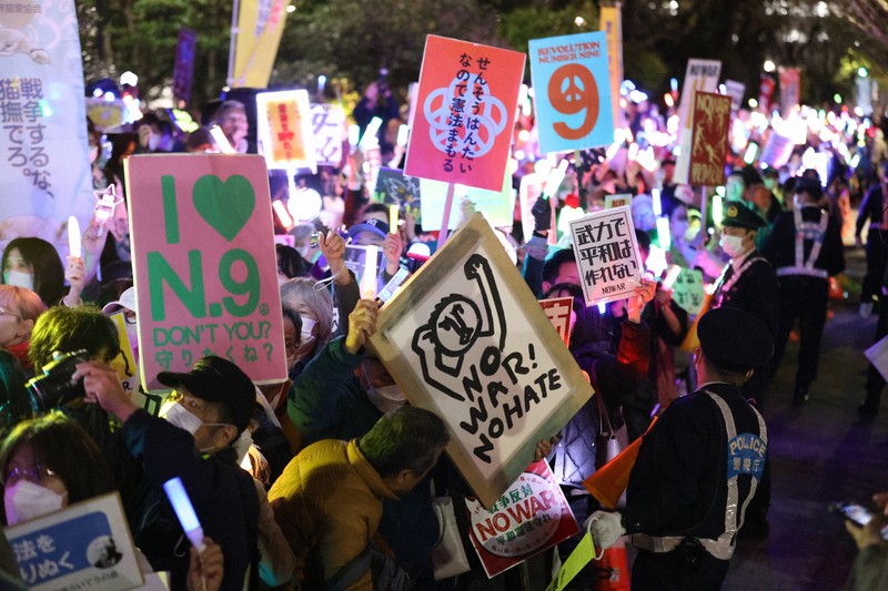 改憲への動きや戦争に反対の声を上げるデモの参加者たち＝国会前で2026年4月8日午後7時38分、後藤由耶撮影