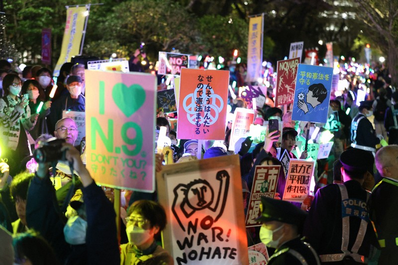改憲への動きや戦争に反対の声を上げるデモの参加者たち＝国会前で2026年4月8日午後7時39分、後藤由耶撮影