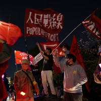 集会開始前から集まり、改憲への動きや戦争に反対の声を上げるデモの参加者たち＝国会前で2026年4月8日午後7時15分、後藤由耶撮影