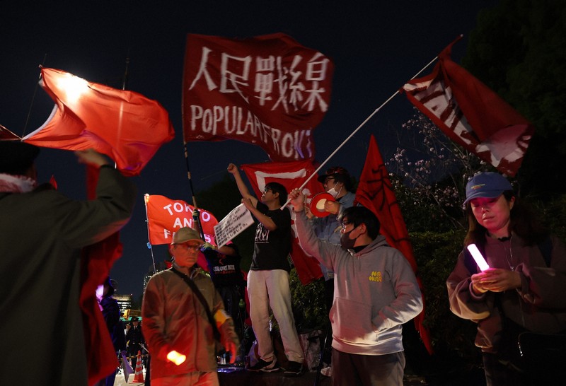 集会開始前から集まり、改憲への動きや戦争に反対の声を上げるデモの参加者たち＝国会前で2026年4月8日午後7時15分、後藤由耶撮影