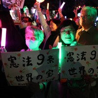 改憲への動きや戦争に反対の声を上げるデモの参加者たち＝国会前で2026年4月8日午後7時58分、後藤由耶撮影