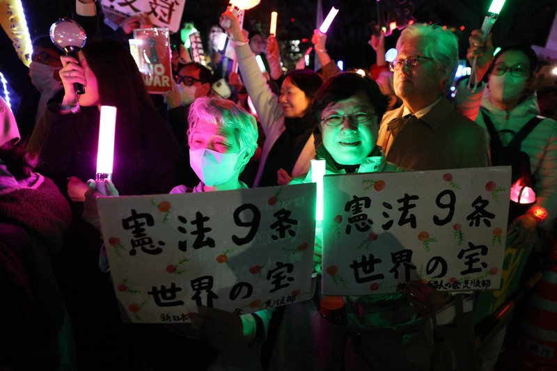 改憲への動きや戦争に反対の声を上げるデモの参加者たち＝国会前で2026年4月8日午後7時58分、後藤由耶撮影