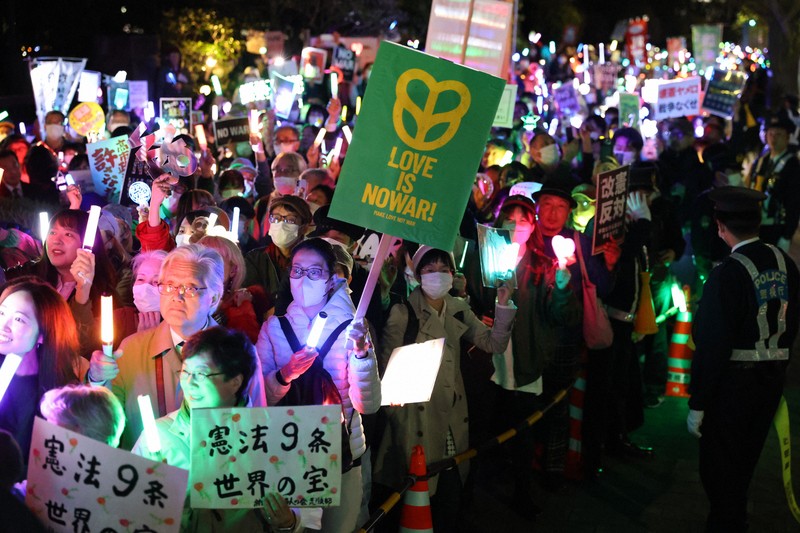 改憲への動きや戦争に反対の声を上げるデモの参加者たち＝国会前で2026年4月8日午後8時、後藤由耶撮影